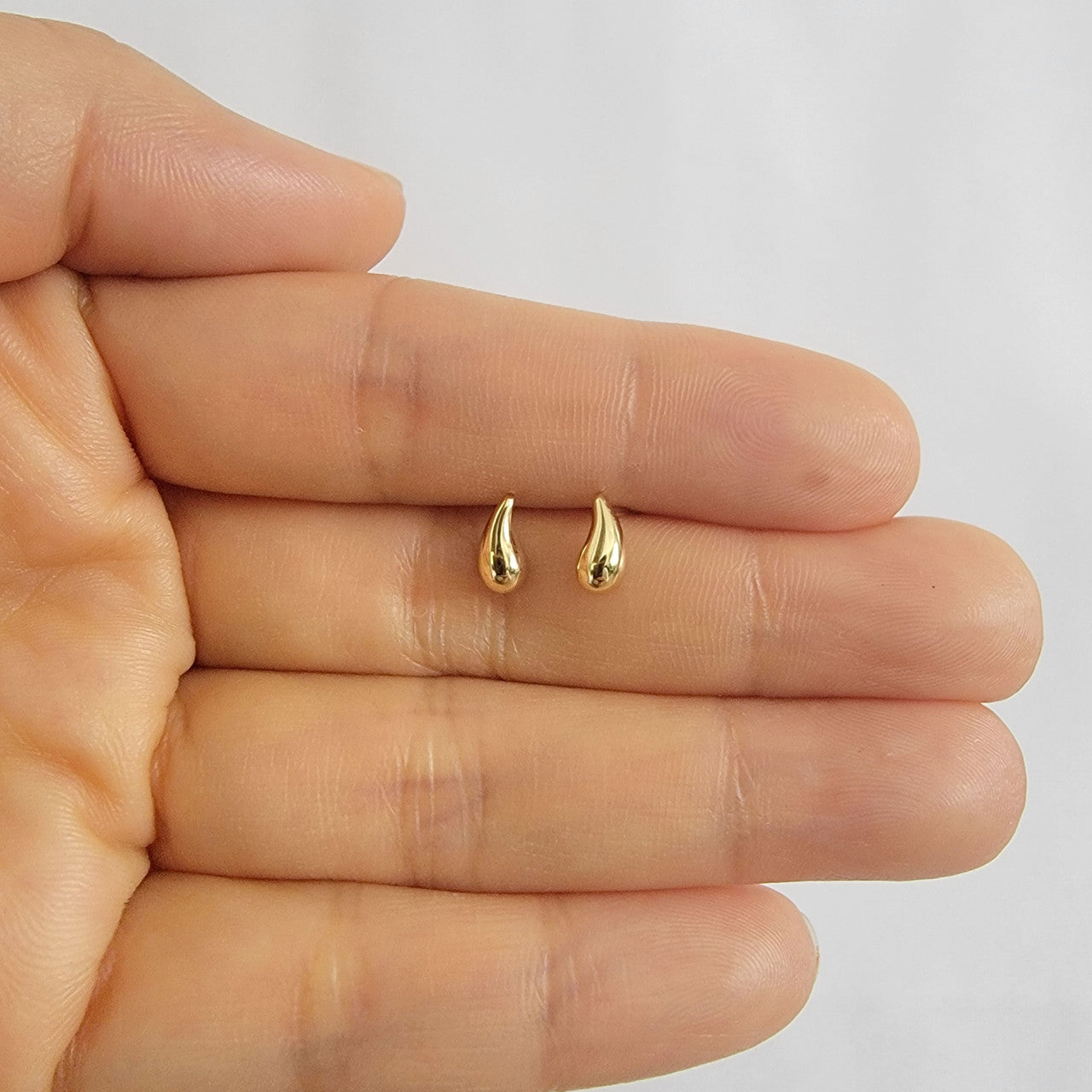 14 Karat Yellow Tear Drop Stud Earrings